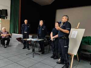 policjanci prowadzą debatę