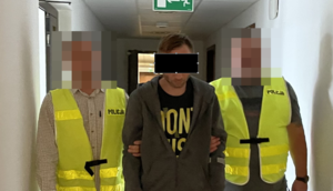 policjanci prowadzą zatrzymanego