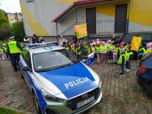 dzieci na spotkaniu z policjantami przy radiowozie