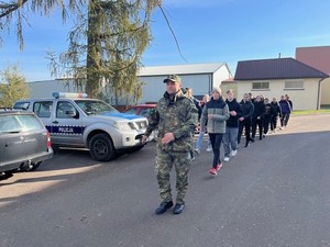 Zajęcia z musztry prowadzone przez funkcjonariusza Straży Granicznej