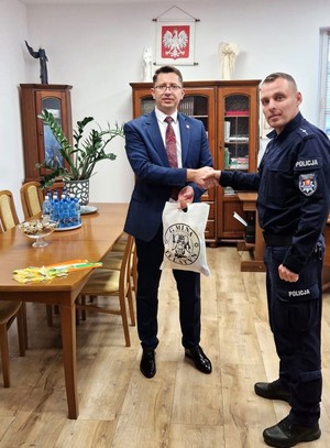 dzielnicowy z wójtem gminy Telatyn, który przekazuje odblaski