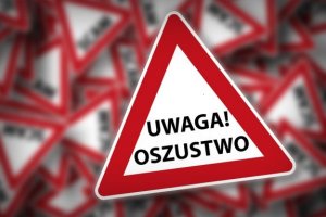 znak drogowy z napisem uwaga oszustwo