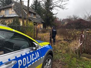 policjant kontroluje pustostan