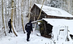 policjanci sprawdzają pustostan