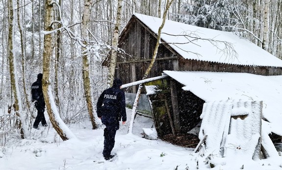 policjanci sprawdzają pustostan