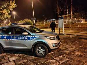 funkcjonariusze policji patrolują i sprawdzają teren linii kolejowej