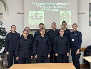 policjantka na wspólnym zdjęciu z uczniami klasy mundurowej