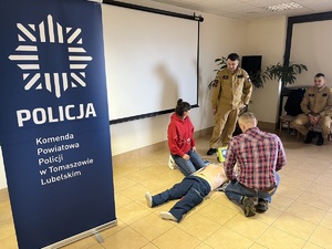 szkolenie z zakresu pierwszej pomocy, ćwiczenia na fantomie przy użyciu AED