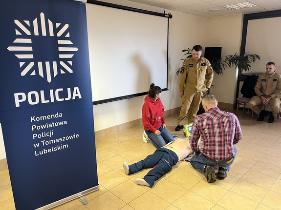 szkolenie z zakresu pierwszej pomocy, ćwiczenia na fantomie przy użyciu AED