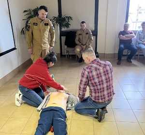 szkolenie z zakresu pierwszej pomocy, ćwiczenia na fantomie przy użyciu AED
