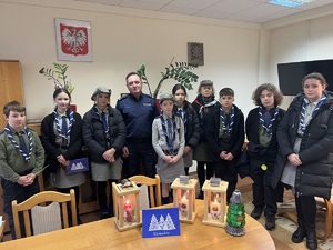Harcerze wraz z I Zastępcą Komendanta KPP w Tomaszowie Lubelskim, którzy przekazali Swiatło Betlejemskie