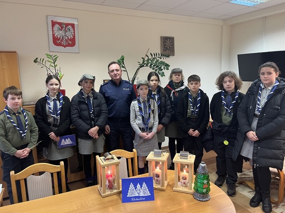 Harcerze wraz z I Zastępcą Komendanta KPP w Tomaszowie Lubelskim, którzy przekazali Swiatło Betlejemskie