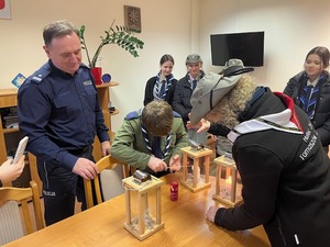 Harcerze wraz z I Zastępcą Komendanta KPP w Tomaszowie Lubelskim podczas przekazywania światła betlejemskiego