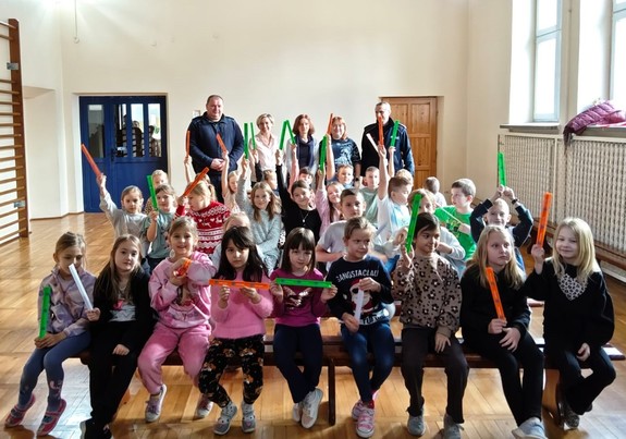 policjanci na wspólnym zdjęciu z dziećmi