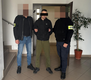 policjanci z zatrzymanym