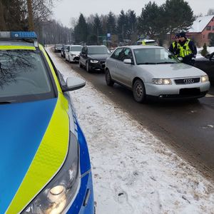 policjanci prowadzą akcje trzeźwość na drodze