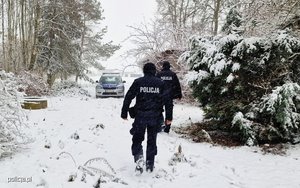 policjanci podczas patrolu pieszego