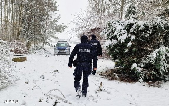 policjanci podczas patrolu pieszego