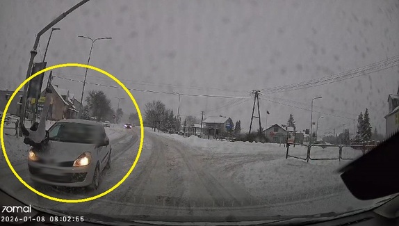 Auto potrąca pieszą.