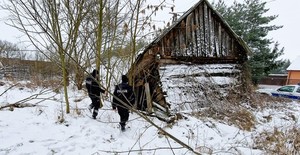 policjanci idący do pustostanu