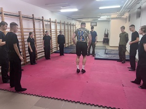 policjanci prowadzą zajęcia z uczniami w szkole z technik i taktyk interwencji