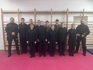 policjanci na wspólnym zdjęciu z uczniami