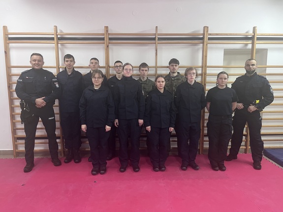 policjanci na wspólnym zdjęciu z uczniami