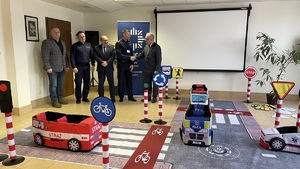 miasteczko ruchu drogowego oraz starosta tomaszowski i członek zarządu przekazują na ręce komendantów