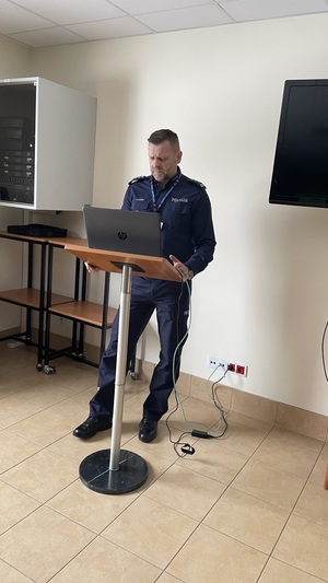 Komendant przedstawia wyniki pracy policjantów