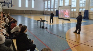 policjanci na spotkaniu z dziećmi w szkole