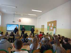 policjanci na spotkaniu z dziećmi w szkole