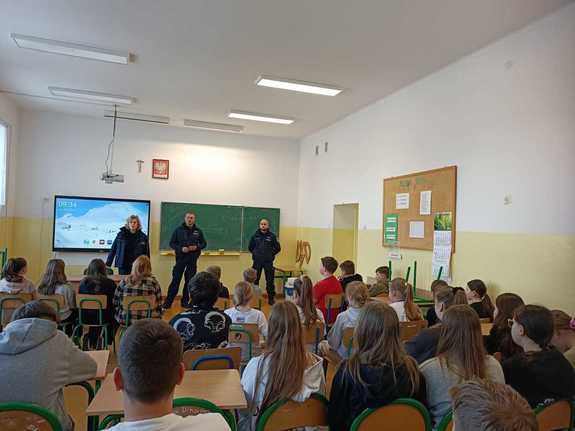 policjanci na spotkaniu z dziećmi w szkole