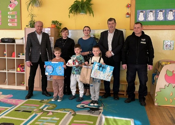 Wyróżnione dzieci razem z organizatorami konkursu i policjantami