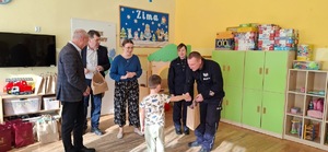 Gratulacje dziecku składa policjant poprzez podanie dłoni