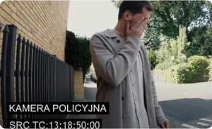 mężczyzna trzymający się za głowę