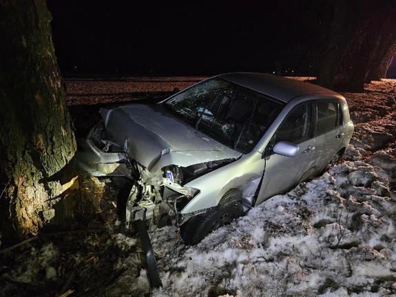 samochód który uderzył w drzewo