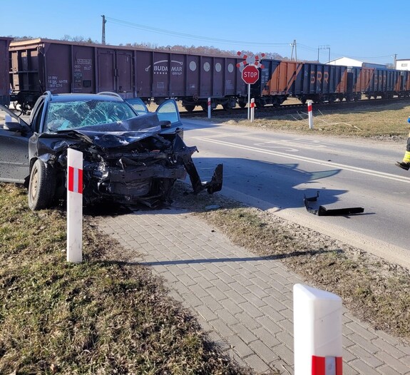 wypadek samochodu osobowego z pociągiem