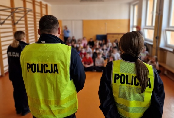 policjanci na spotkaniu z dziećmi