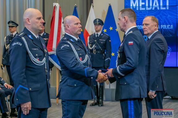komendant wręcza medal policjantom