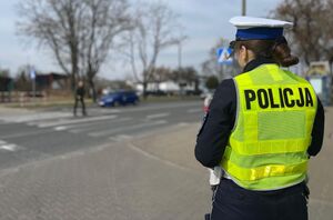 policjantka obserwuje przejście dla pieszych
