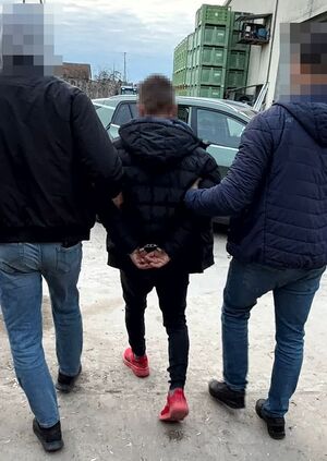 poszukiwany prowadzony przez dwóch policjantów