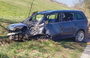 uszkodzony samochód po wypadku drogowym