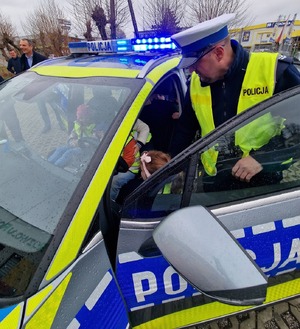 policjanci z wizytą u przedszkolaków
