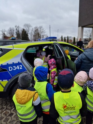 policjanci z wizytą u przedszkolaków