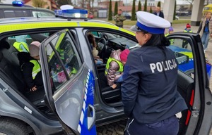 policjanci z wizytą u przedszkolaków