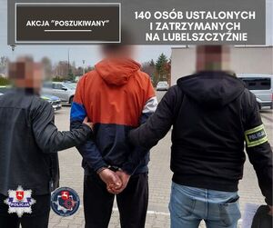 policjanci prowadzą poszukiwanego