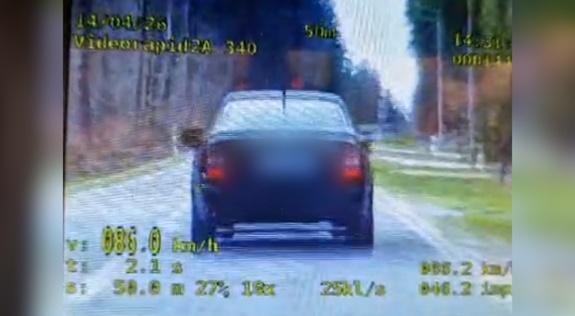 Ujęcie z wideorejestratora na którym widać jazdę wężykiem kierowcy w osobowym aucie.