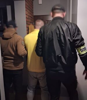 poszukiwany prowadzony przez dwóch policjantów