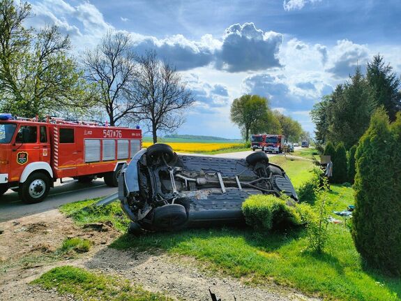 miejsce wypadku drogowego w Łubczu. służby ratunkowe zabezpieczają miejsce zdarzenia