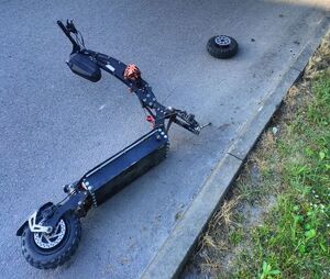 hulajnoga elektryczna z urwanym przednim kołem